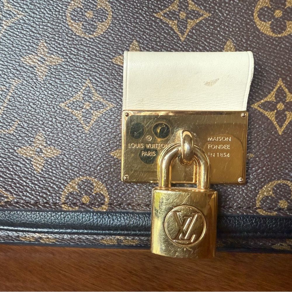 Louis Vuitton Vaugirard Monogram Crossbody bag. - Picture 8 of 9